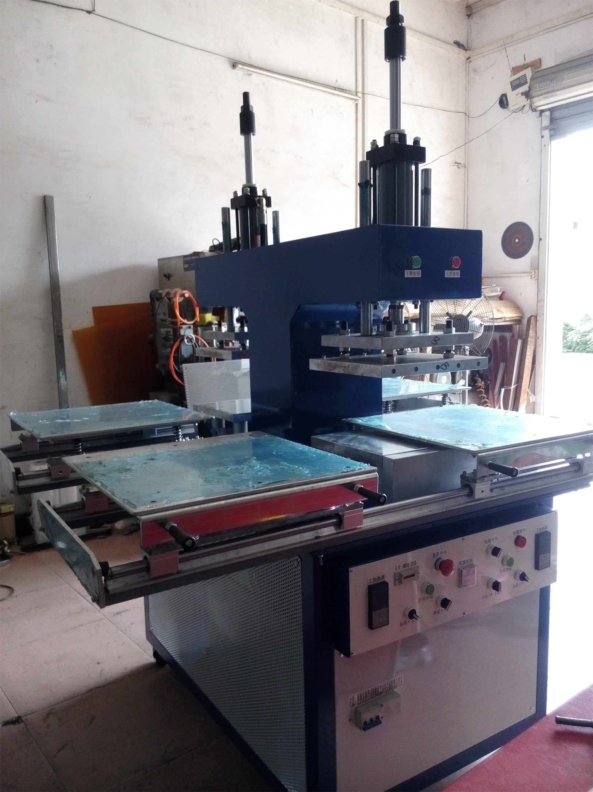 矽利康服裝壓花機(jī)